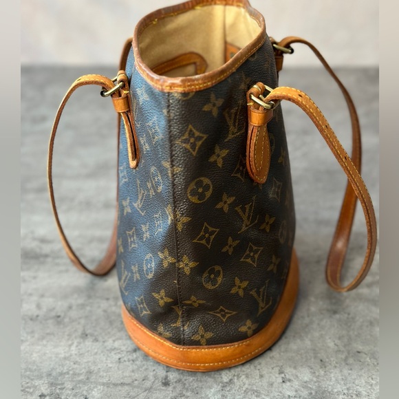 1. LOUIS VUITTON MONOGRAM PETIT BUCKET BAG. - Picture 12 of 14